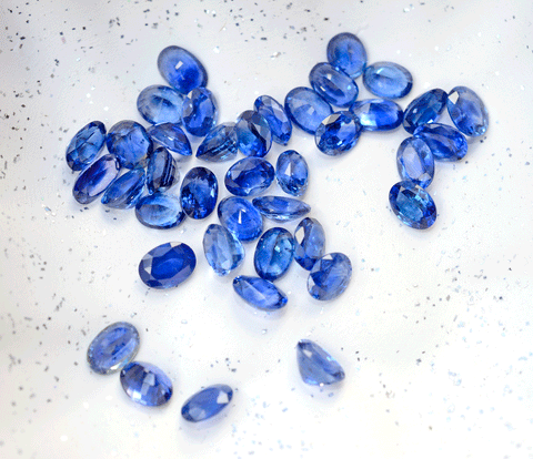 Calibrated and non calibrated blue sapphire gems, loose sapphire stones