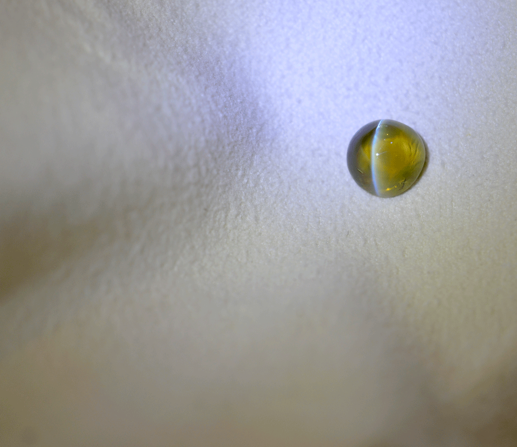 3 carat cat's eye Chrysoberyl | honey color cat's eye gemstone