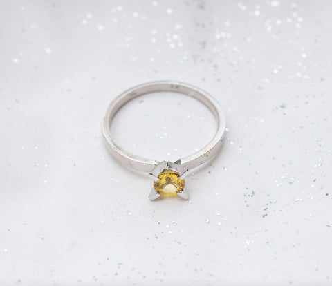 White gold ring featuring natural yellow sapphire 