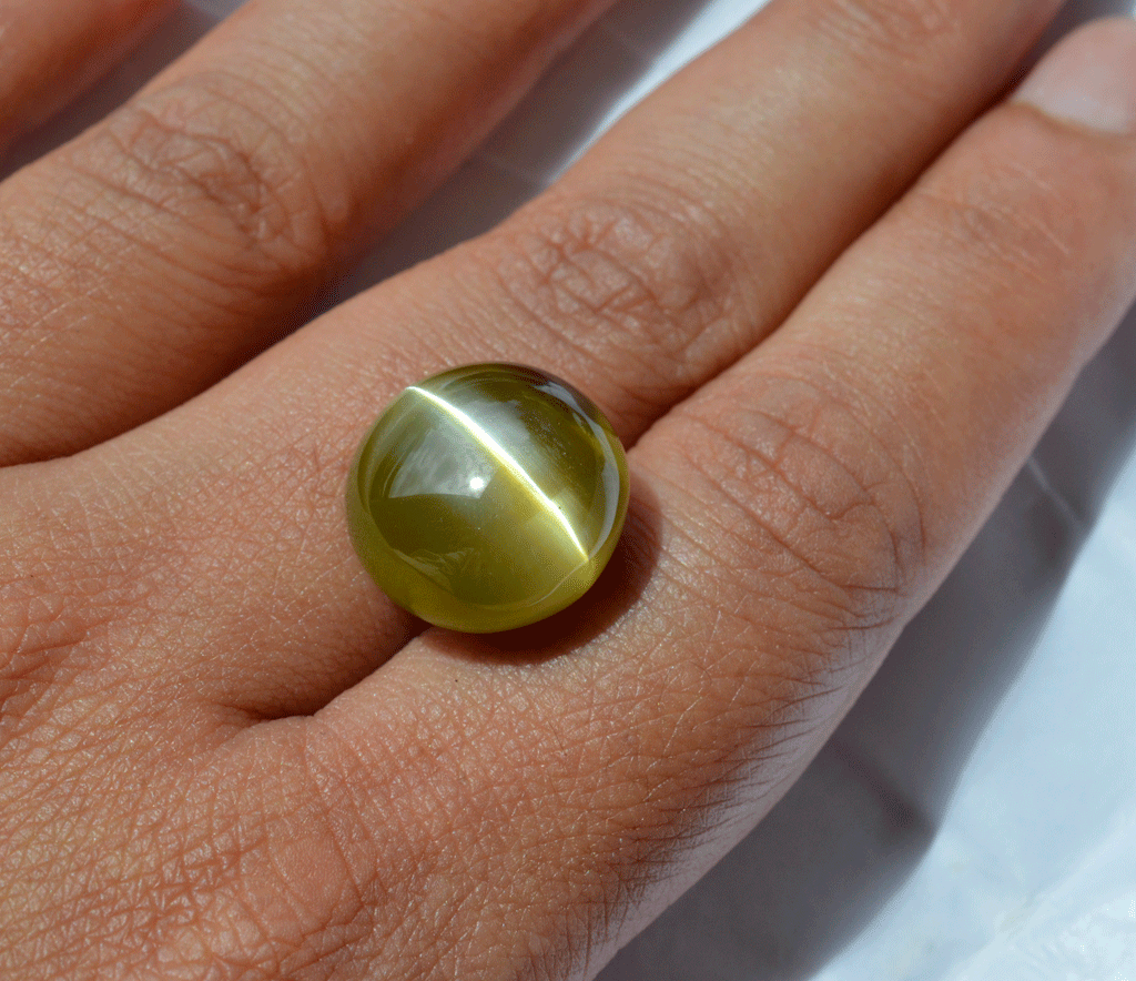 25.04 Carat Natural Apple Green Cat s Eye Chrysoberyl Gemstone